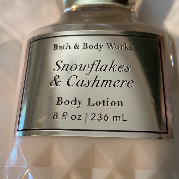 Bath & Body Works Snowflakes & Cashmere Body Lotion NEW! Retired scent!! - Picture 2 of 5
